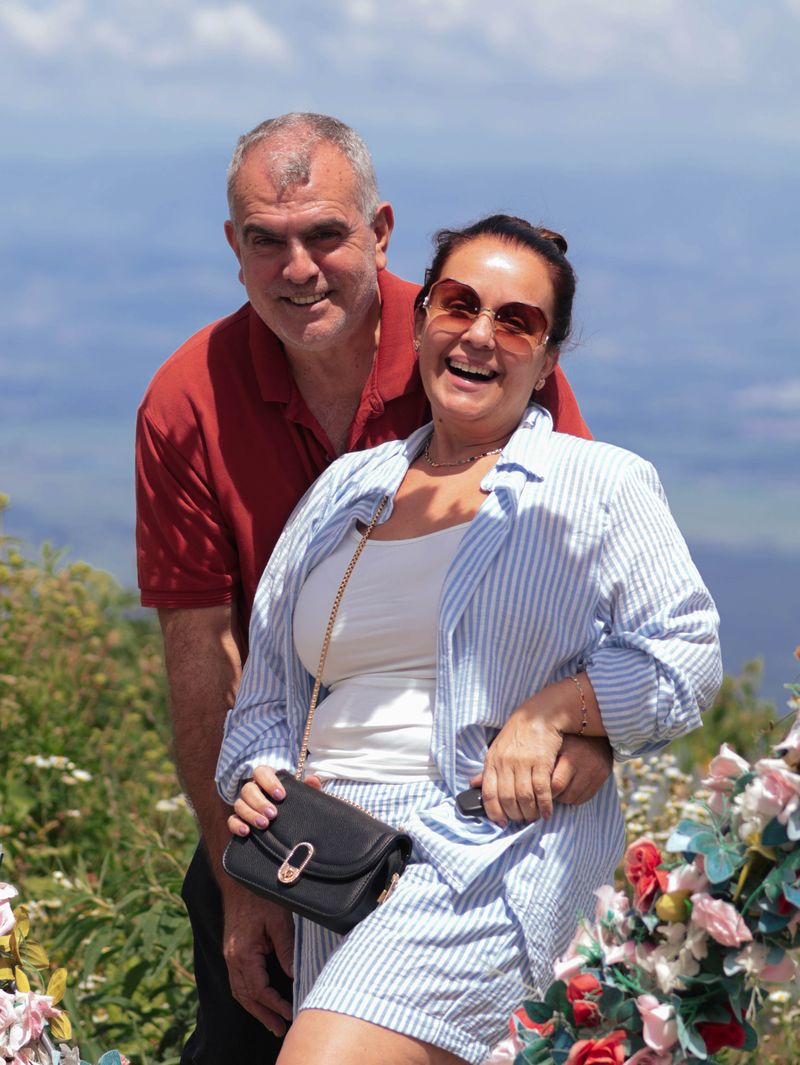 Casal sorrindo ao ar livre durante celebração