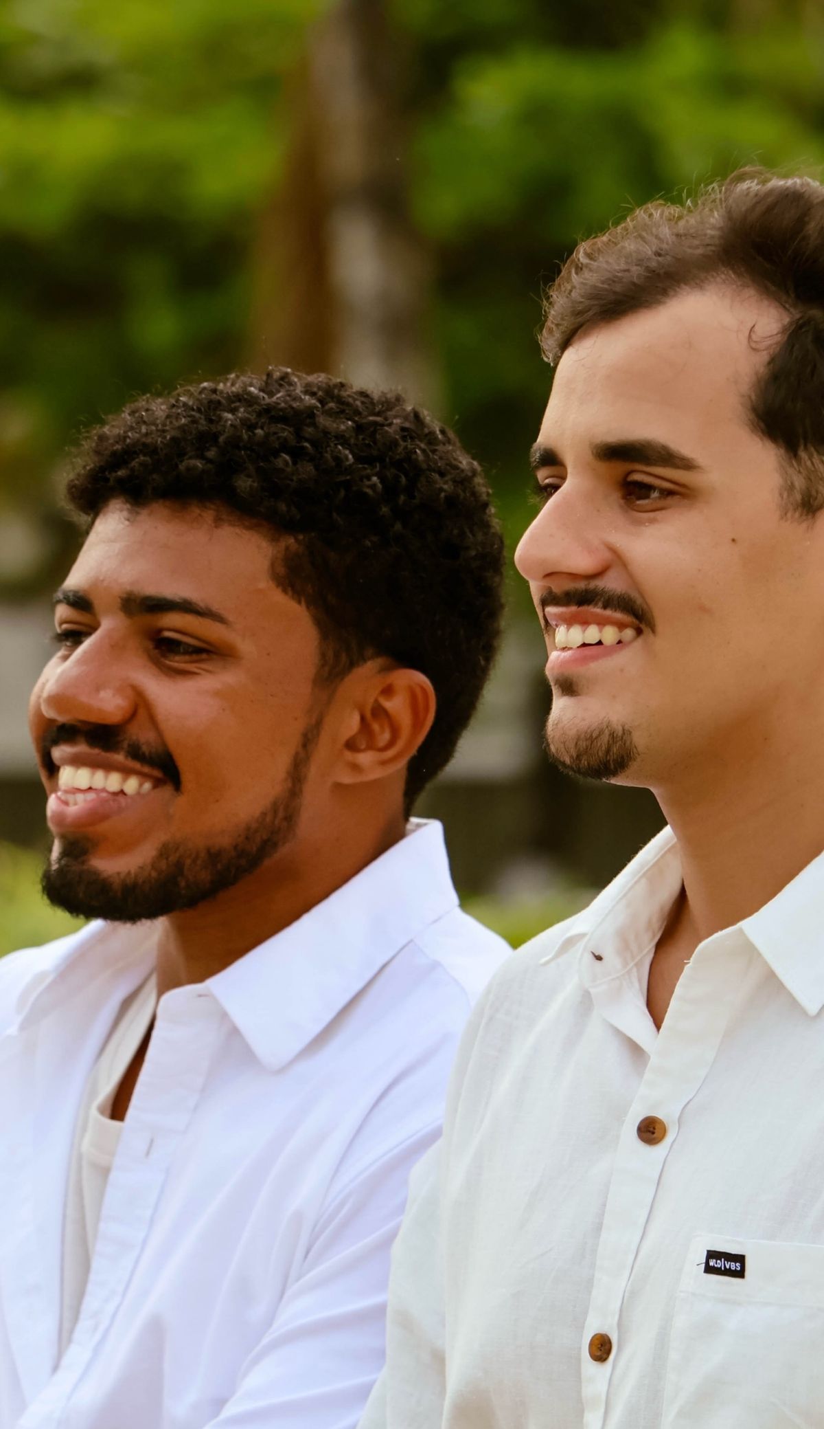 Padrinhos sorrindo durante a cerimônia