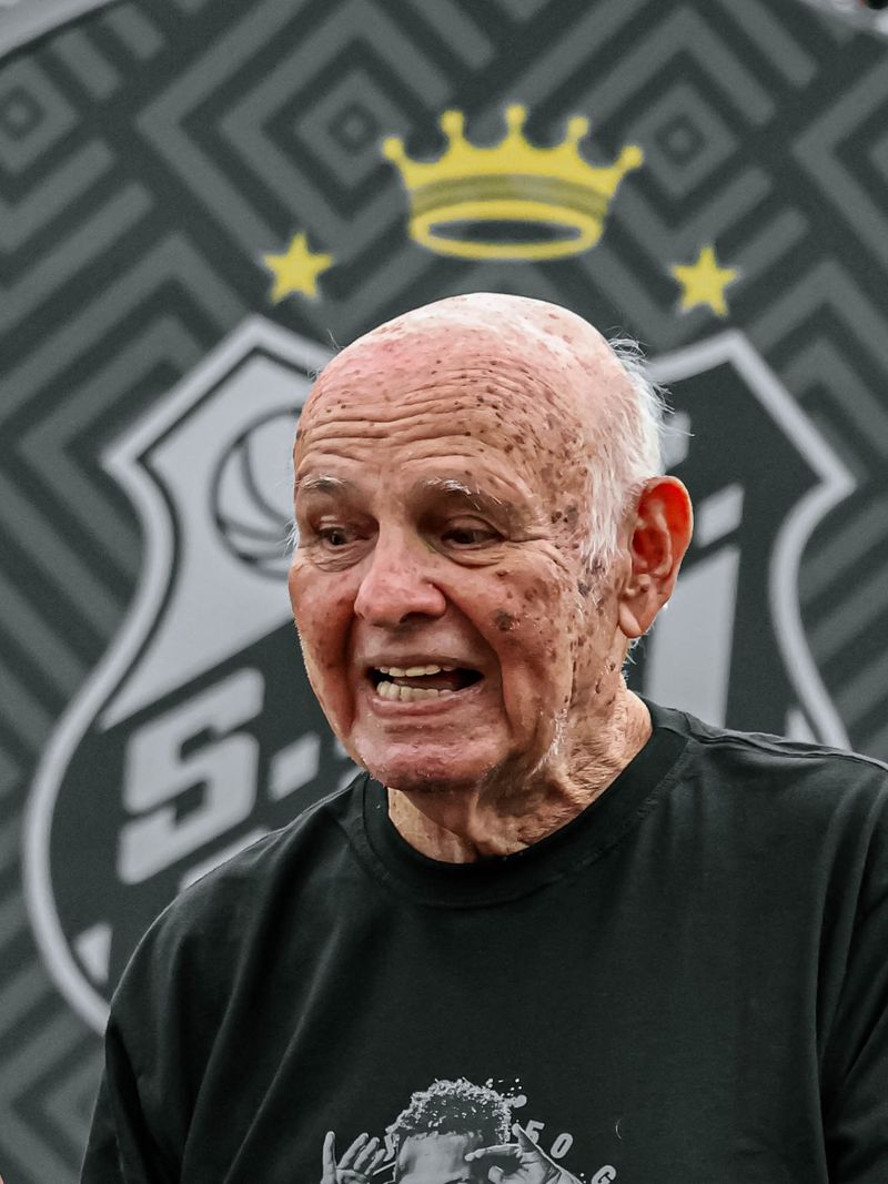 Torcedor histórico sorrindo com o escudo do clube ao fundo