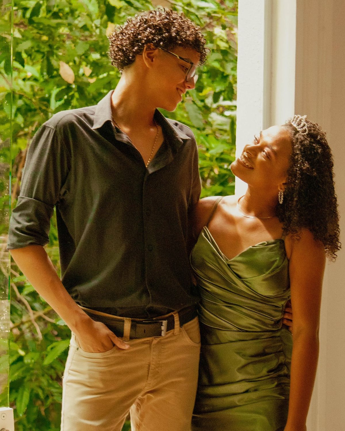 Casal se olhando durante festa de quinze anos